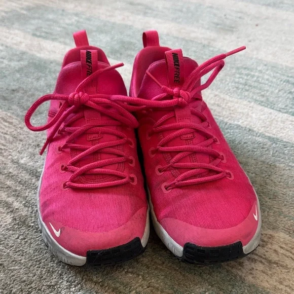 Nike Women's metcon Fuchsia Sneakers - Picture 1 of 5